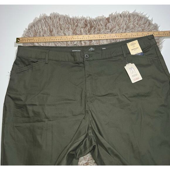 St. John bay women’s new green mid rise Bermuda shorts - Picture 4 of 12